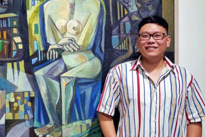 Họa sĩ trẻ nổi tiếng Việt Nam Vũ Tuấn Việt bên cạnh tác phẩm Lập Thể của mình