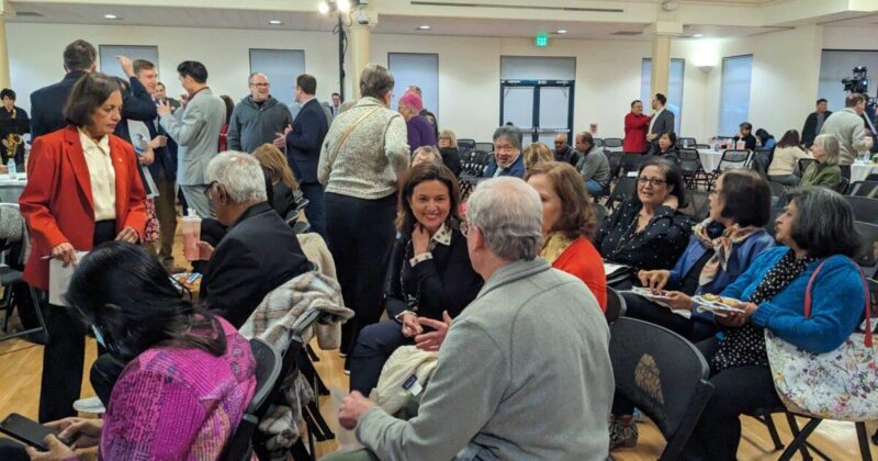 Tranh cua hoa si ve thanh pho tuong lai chu trong khong gian xanh va cong nghe moi truong