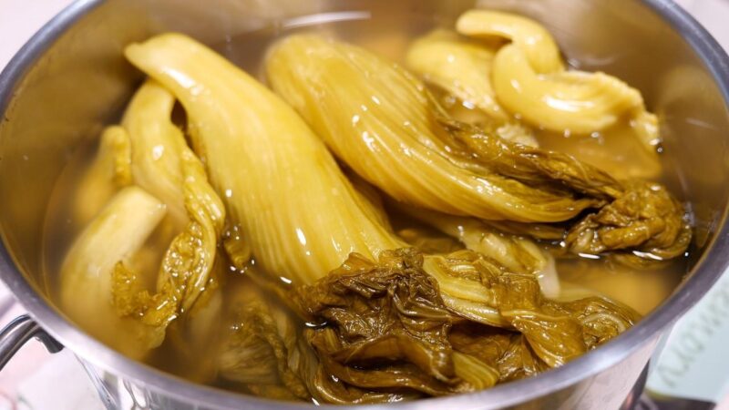 Hinh anh hoa xoai mau vang nhat tren cay canh la xanh muot