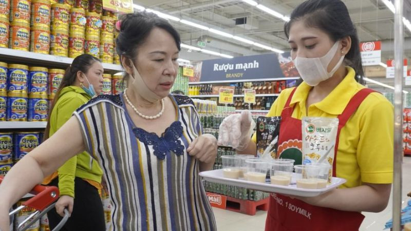 Hoạt động Sampling trực tiếp tại siêu thị, nhân viên tiếp thị mời khách hàng dùng thử sản phẩm