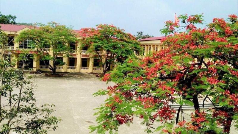 Học sinh đang học tập trong lớp học hiện đại với màn hình cảm ứng