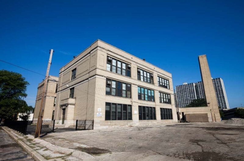 Học sinh đi bộ trước tòa nhà trường trung học công lập tại Mỹ, địa điểm học tập cho du học sinh cấp 3