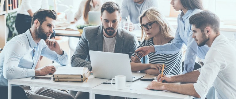 Khám Phá Khối D01: Tổ Hợp Môn, Ngành Nghề & Trường Học sinh lớp 12 tập trung ôn luyện các môn thuộc khối D01
