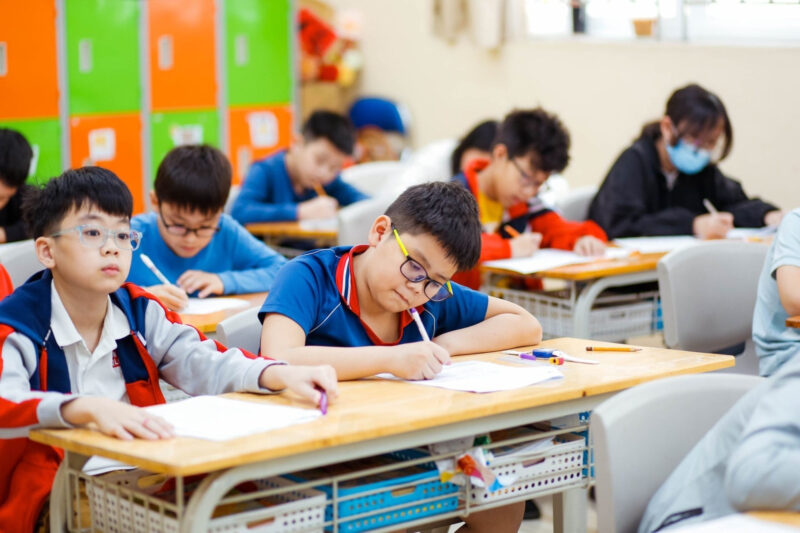 Học sinh tham gia hoạt động tại sân trường tiểu học song ngữ