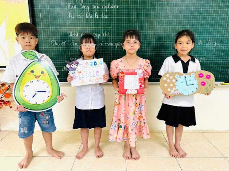 Học sinh tiểu học tự hào giới thiệu sản phẩm STEM của mình