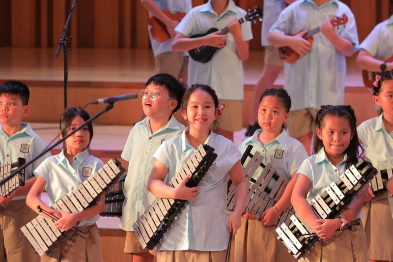 Học sinh trường SenTia biểu diễn âm nhạc trên sân khấu chương trình "Mặt Trời Bé Con"