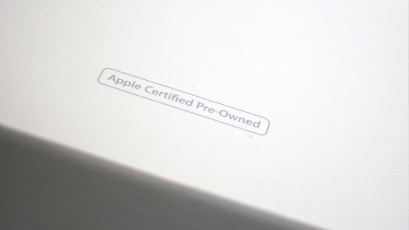 Hộp đựng iPhone CPO với nhãn Apple Certified Pre-Owned