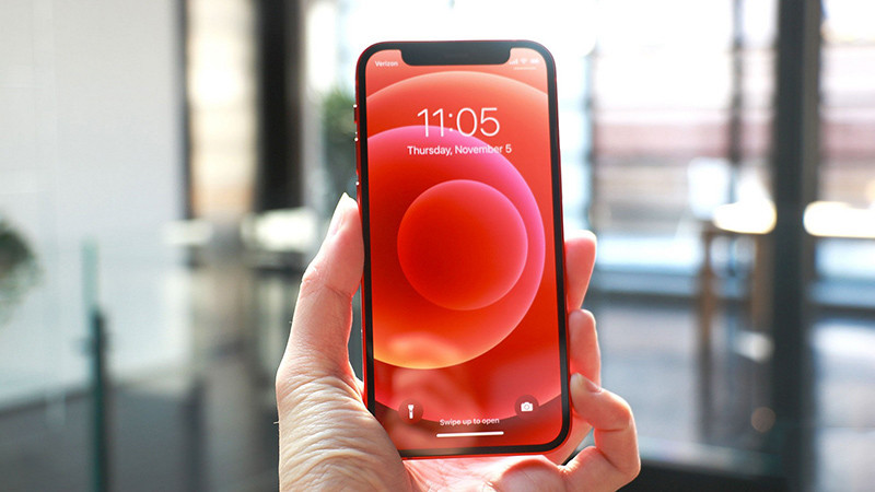 iPhone 12 Mini nằm gọn trong lòng bàn tay