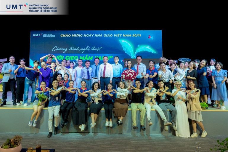 Học trò UMT tri ân thầy cô ngày 20/11 sâu sắc Khung cảnh chương trình tri ân thầy cô tại Đại học UMT với đông đảo sinh viên tham dự