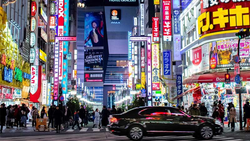 Khung cảnh một con phố sầm uất ở Tokyo về đêm với nhiều biển hiệu rực rỡ