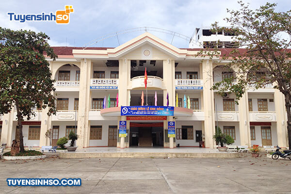 Khuôn viên trường Đại học Khánh Hòa rợp bóng cây xanh