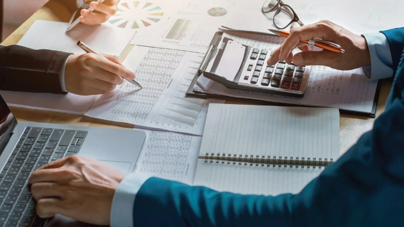 Kiểm toán viên phân tích báo cáo tài chính - Định nghĩa Audit là gì