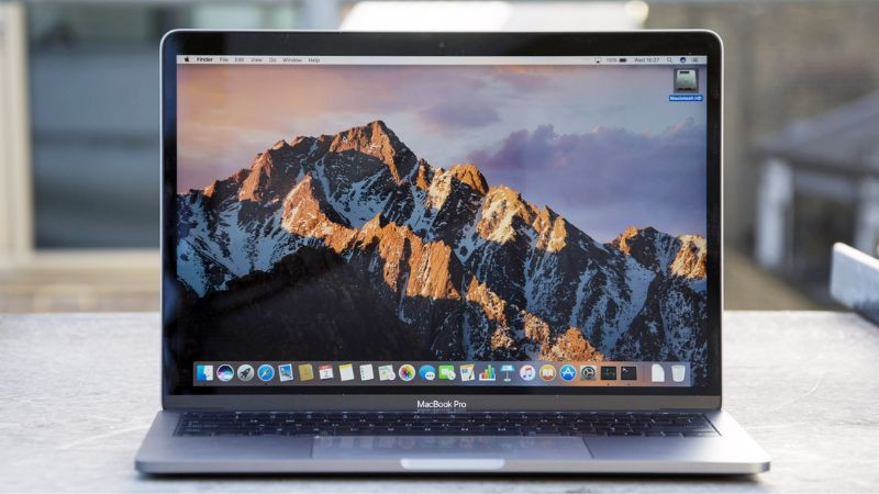 Laptop MacBook mỏng nhẹ đặt trên bàn làm việc, thể hiện thiết kế cao cấp của Apple