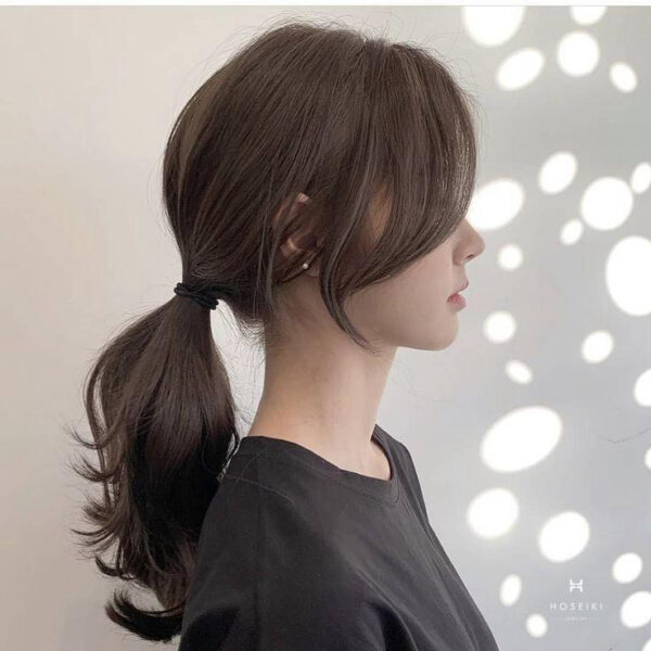 Mái tóc layer bồng bềnh với phần mái bay ôm trọn khuôn mặt