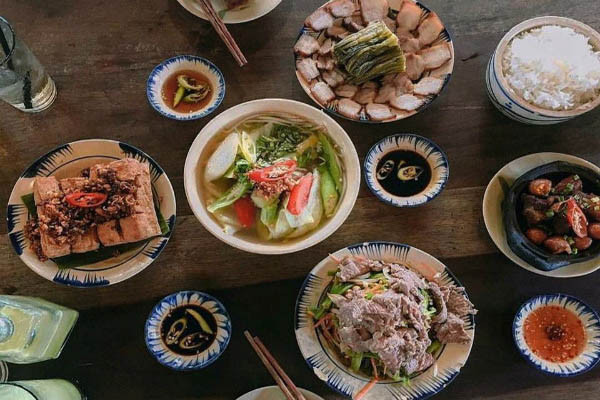 Mâm cơm gia đình giản dị nhưng đầy ắp tình thương