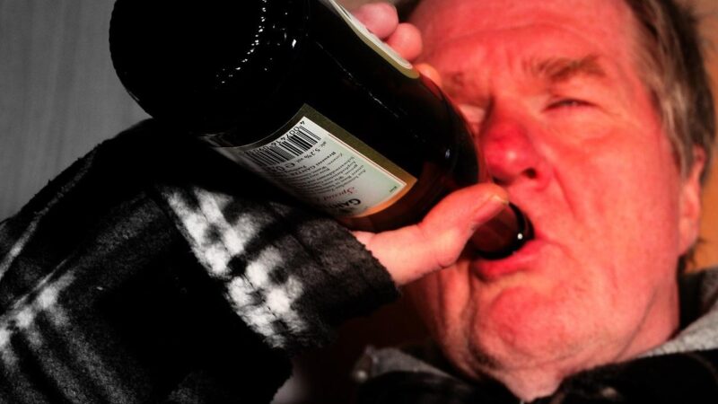 Hình ảnh minh họa phản ứng mặt đỏ khi uống bia, liên quan đến enzyme ALDH2 và di truyền.