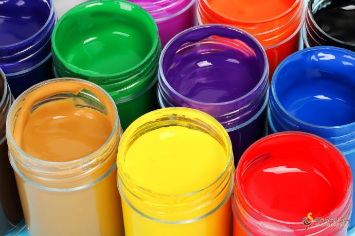 Khám Phá Thế Giới Màu Acrylic: Từ Cơ Bản Đến Ứng Dụng Chuyên Sâu Màu acrylic dạng tuýp và cọ vẽ