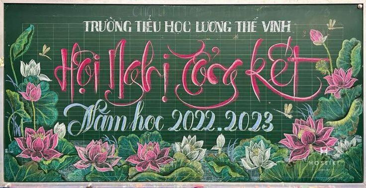 Mẫu bảng trang trí họp phụ huynh đầu năm với lời chào mừng nổi bật và hình ảnh học sinh vui tươi