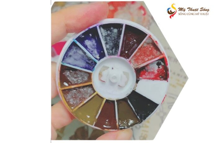 Màu nước bị mốc trắng với các đốm nấm li ti