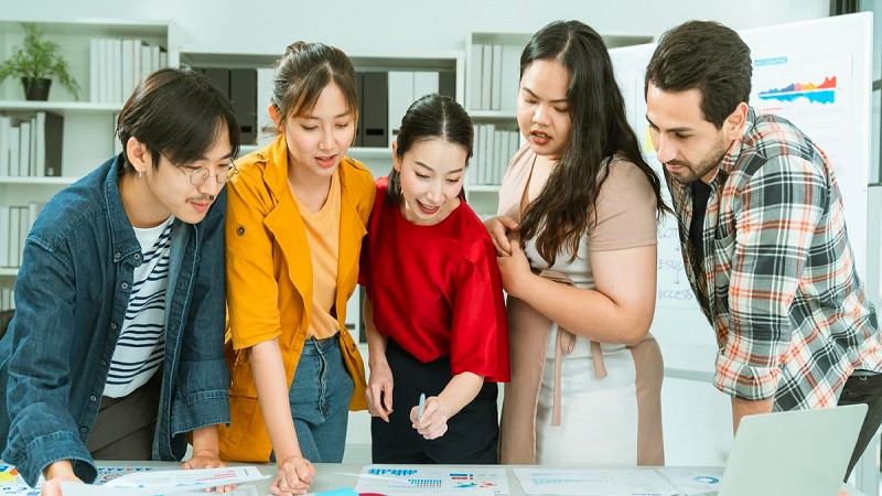 PIC là gì trong Marketing? Vai trò và Kỹ năng cần thiết của một PIC chuyên nghiệp Minh họa vai trò quản lý dự án của PIC trong việc theo dõi tiến độ và phân công nhiệm vụ chiến dịch marketing.