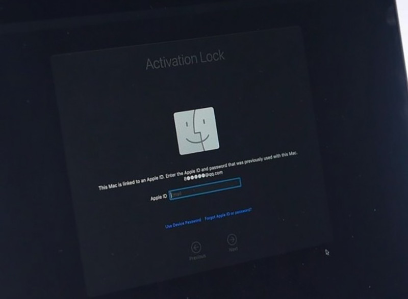 Mô tả: Minh họa khái niệm MacBook Bypass, một chiếc MacBook bị khóa kích hoạt.