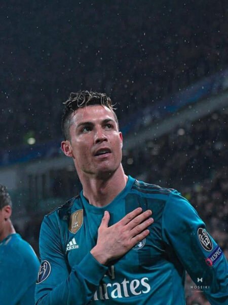Bộ sưu tập hình ảnh Ronaldo đẹp ấn tượng Mô tả Ronaldo trong một pha bóng quyết liệt, thể hiện sự mạnh mẽ trên sân cỏ