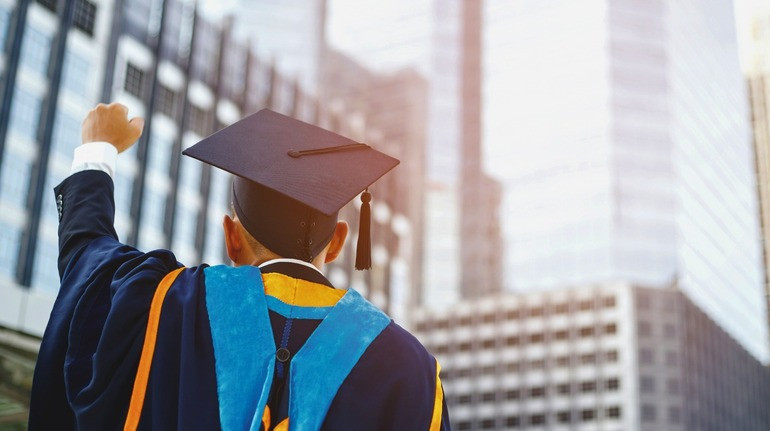 Một góc khuôn viên trường đại học công lập rộng lớn với sinh viên