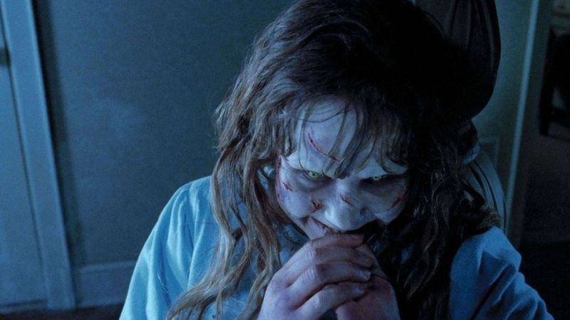 Một khuôn mặt ma quái với đôi mắt phát sáng trong bóng tối.