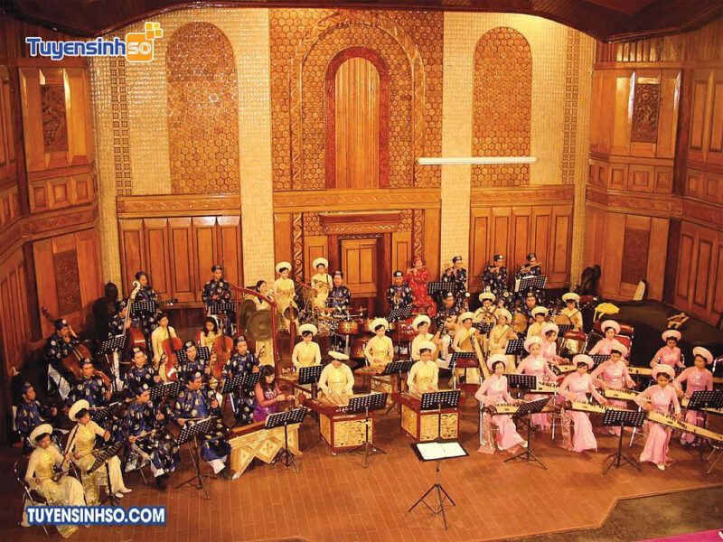 Một tòa nhà kiến trúc gợi liên tưởng đến các học viện âm nhạc hoặc trường đào tạo chuyên ngành âm nhạc học