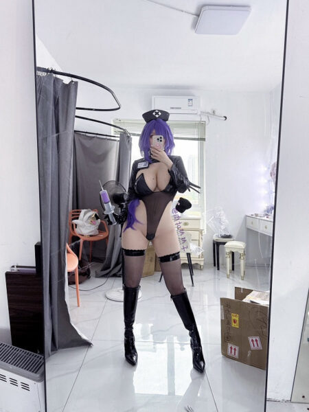 Nàng cosplay anime girl sexy trong bộ trang phục đỏ quyến rũ