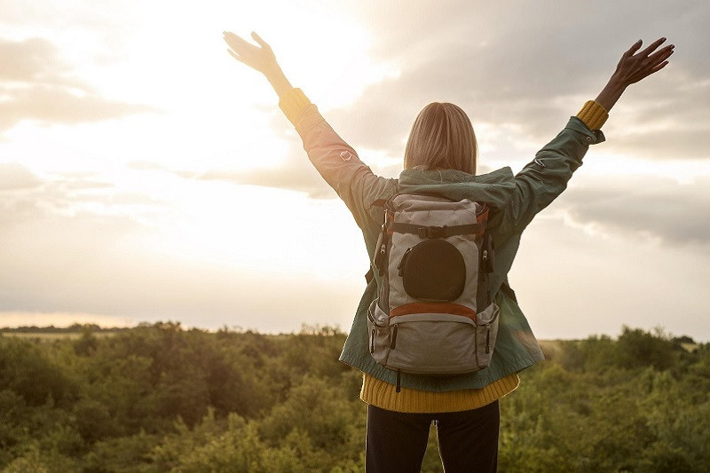 Năng lượng và nhiệt huyết tuổi trẻ trong một nhóm bạn trẻ năng động