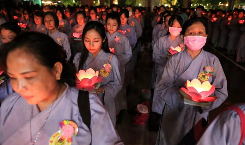 Hình ảnh Vu Lan báo hiếu cha mẹ đầy xúc động Người con thành kính dâng hoa cúng dường bày tỏ lòng hiếu thảo với cha mẹ