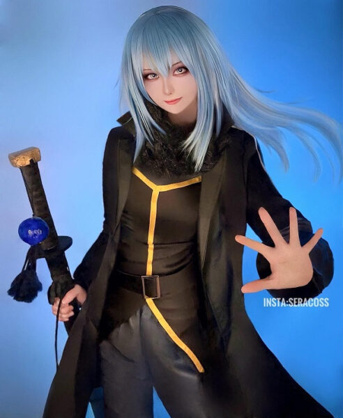 Người cosplay Rimuru với biểu cảm lạnh lùng và khí chất