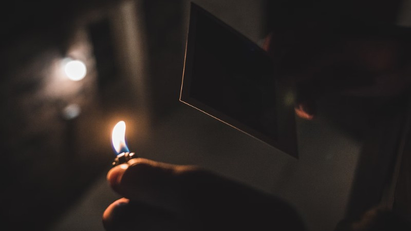 Người đàn ông nhìn xuống một cách trầm ngâm trong ảnh thất tình