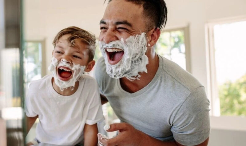Hình ảnh đẹp mừng ngày Quốc tế Đàn ông 19/11 Người đàn ông tươi cười rạng rỡ trong ngày Quốc tế Đàn ông
