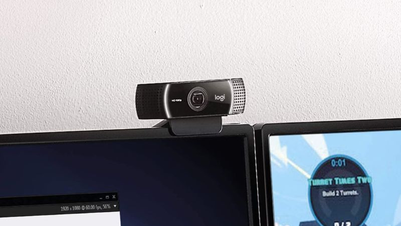 Webcam Là Gì? Cấu Tạo, Nguyên Lý Hoạt Động Và Công Dụng Chi Tiết Từ A-Z Người dùng đang thực hiện cuộc gọi video call qua laptop với webcam tích hợp