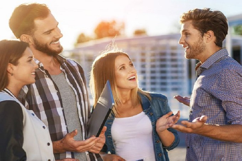 Người dùng gõ tin nhắn trên điện thoại, minh họa sử dụng từ ASAP trong giao tiếp trực tuyến