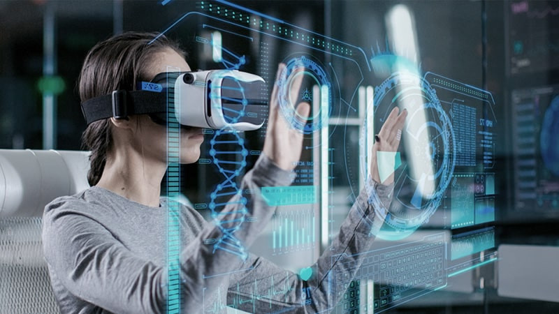 Người dùng trải nghiệm thế giới ảo sống động với kính thực tế ảo VR và bộ điều khiển chuyển động