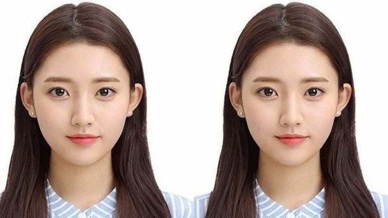 Người mẫu đang cầm ảnh thẻ có nền trắng và nền xanh chuẩn quy định để minh họa cho nhu cầu ghép ảnh nền trắng