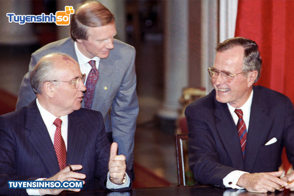 Người phiên dịch tiếng Nga đang làm việc