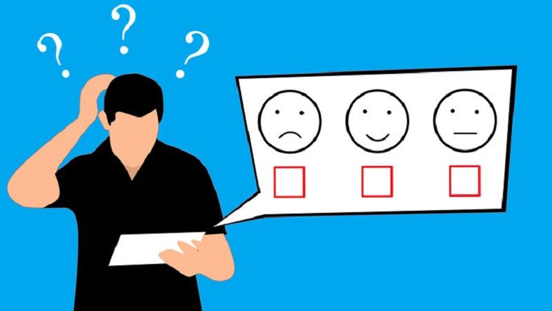 Người tiêu dùng đang xem xét các sản phẩm quần áo, thể hiện sự đa dạng trong thị hiếu mua sắm.