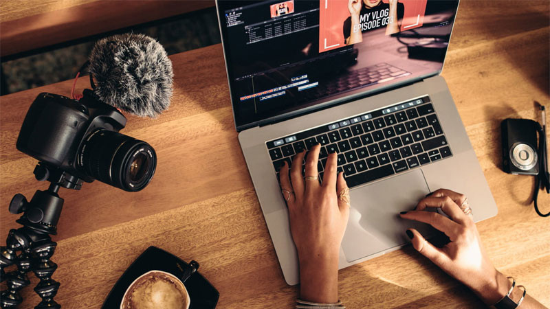 Người trẻ đang quay Vlog ghi lại cuộc sống hàng ngày