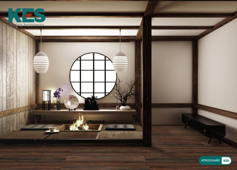 Ngôi nhà gỗ sơn màu be trắng, phong cách truyền thống, hài hòa thiên nhiên.