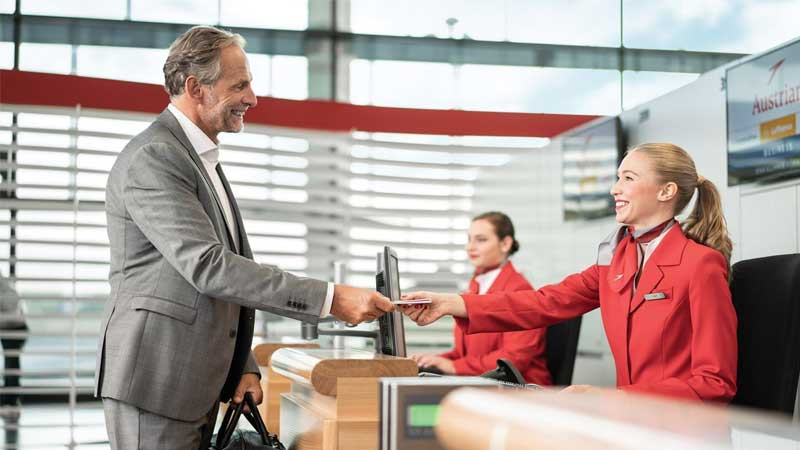 Nhân viên lễ tân khách sạn hỗ trợ khách hàng làm thủ tục check-in tại quầy.