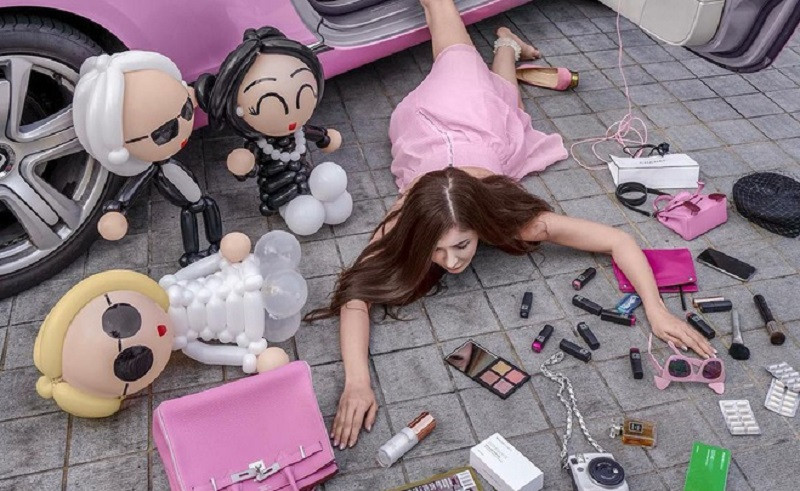 Nhóm bạn trẻ thể hiện phong cách sống xa hoa, đặc trưng của giới rich kid