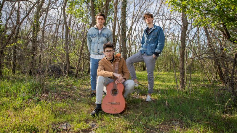 Nhóm bạn trẻ thể hiện tình bạn thân thiết, minh họa ý nghĩa ban đầu của từ Homie.