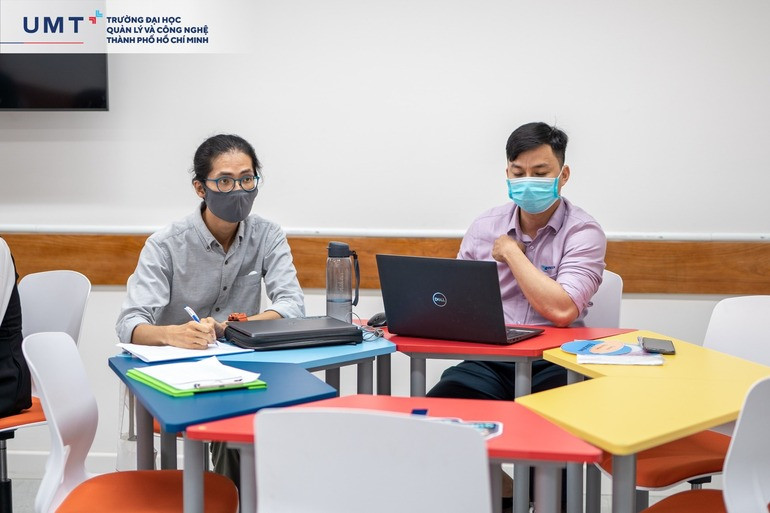 Nhóm sinh viên chăm chú học bài về tổ hợp môn Tự nhiên