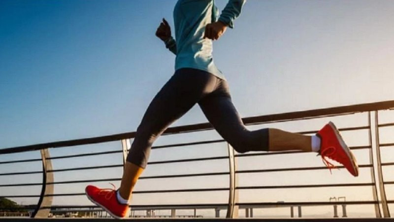 Những người trẻ tuổi tập yoga ngoài trời giúp cải thiện tâm trạng và giảm căng thẳng hiệu quả