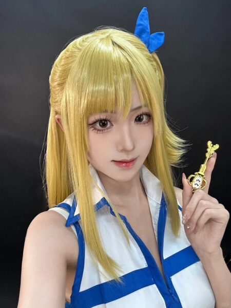 Bộ Sưu Tập Cosplay Lucy Heartfilia Đỉnh Cao Nữ cosplayer với ánh nhìn sắc sảo khi hóa thân thành Lucy Heartfilia