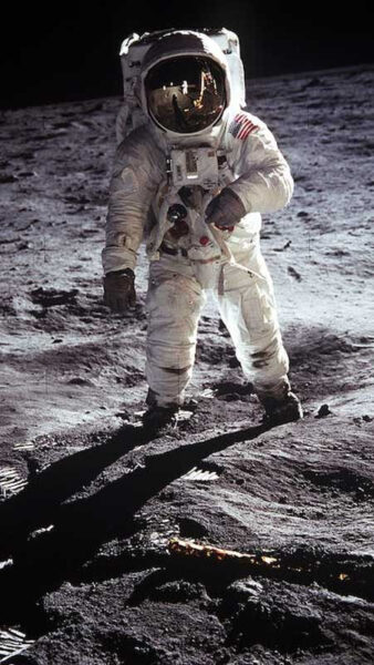 Chinh phục vũ trụ qua hình nền phi hành gia Phi hành gia lơ lửng giữa tinh vân màu sắc